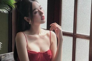 Cựu hot girl RMIT làm mẹ một con gợi cảm, chồng chiều hết mực