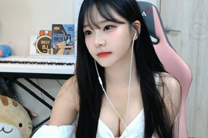 Nữ streamer “nổi đóa” khi bị fan nhỏ tuổi hỏi về chuyện nhạy cảm