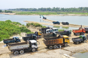 Hàng trăm xe tải xếp hàng chờ mua cát trên sông Trà Khúc