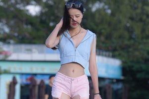 Cô gái mặc quần hot pants đẹp nhưng lại mất điểm vì điều này