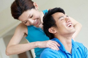 Tôi sững sờ khi vô tình nghe thấy lời vợ nói với chị gái