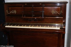 Đi sửa piano, ăn may phát hiện cả gia tài khổng lồ