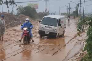 Thi công dang dở, tuyến đường huyết mạch đi Hội An ngập trong bùn đất