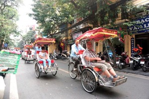 Tour tham quan Hà Nội bằng xích lô- đặc sản riêng của Hà Nội