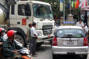 Xe chở bê tông “thổi bay” taxi