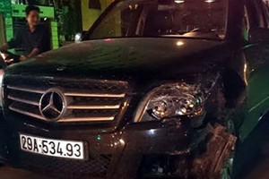 Mercedes tiền tỉ "trượt băng" trên dải phân cách