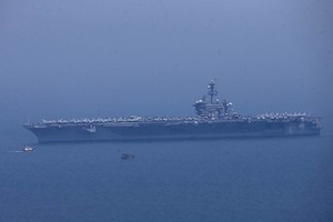 Tàu sân bay Carl Vinson “thấp thoáng” trên vịnh Đà Nẵng