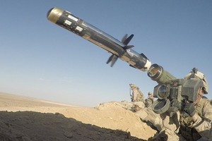 Lính Mỹ tập trận với tên lửa và rocket ở Syria, thách thức Nga