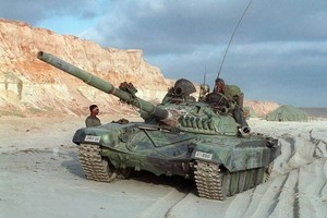 Lạ lẫm hình ảnh lính Mỹ cưỡi xe tăng T-72 tập trận