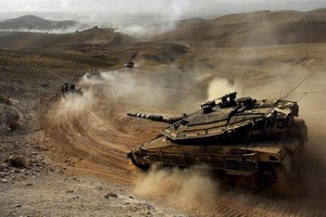 Xe tăng Israel trôi dốc gần 1km vì kíp lái ngủ bên trong