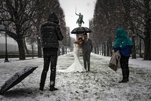 Kẻ lãng mạn, người cơ hàn giữa bão tuyết ở Paris