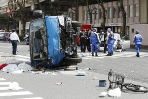 Kinh hoàng xe điên đâm người đi bộ ở Tokyo