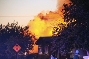 California ngổn ngang, chìm trong biển lửa sau động đất 7,1 độ