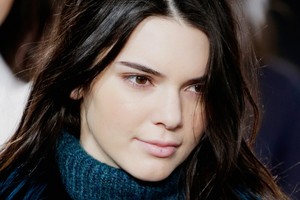 Kinh nghiệm trị mụn của siêu mẫu Kendall Jenner