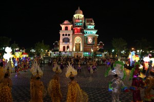 Du khách đổ về Asia Park vui Lễ hội đèn lồng