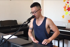 Mặc ba lỗ cover nhạc phim, chàng pianist má lúm đốn tim bao cô gái 