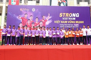 Quang Hải, Bùi Tiến Dũng đeo mặt nạ trung thu truyền cảm hứng tại Strong Vietnam