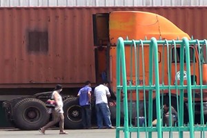 Lùi xe thiếu quan sát, tài xế container cán chết bảo vệ công ty