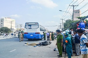 Xe khách tông xe máy, hai cha con thương vong