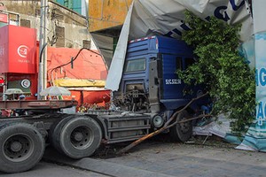 Container nổ lốp lao vào nhà dân ở trung tâm TP HCM