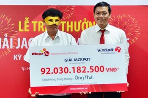 Đeo mặt nạ nhận thưởng trúng 92 tỷ xổ số Vietlott