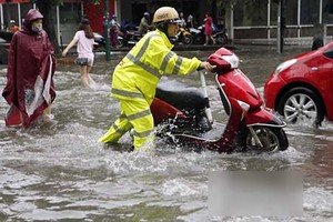 Vì sao chỉ mưa 40 phút, đường Hà Nội đã ngập khắp ngả?