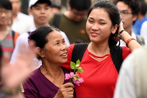 Bà ngoại đón cháu thi đại học bằng đóa hoa giấy