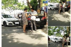 Sau va chạm xe, hai tài xế xuống bắt tay nhau và phân làn đường