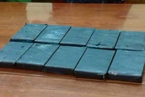 Giấu 10 bánh heroin trong xe máy vẫn không qua được mắt cảnh sát