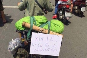 Chàng trai lái xe treo biển "Xin lỗi vì sự ồn ào và khói bụi"