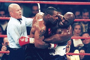 Câu chuyện phía sau màn "cẩu xực" lịch sử của Mike Tyson