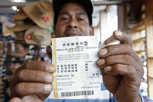 Cơn sốt mua vé số Powerball để trúng 700 triệu USD “càn quét” nước Mỹ