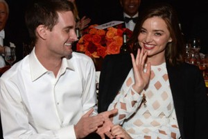 Siêu mẫu Miranda Kerr chia sẻ bí quyết “giữ chân” chồng tỷ phú