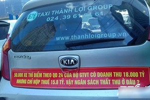 Lý giải dòng chữ gây tò mò gắn phía sau hàng loạt xe taxi ở Hà Nội