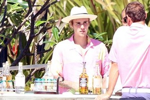 Justin Bieber vui vẻ “thả thính” gái lạ sau nụ hôn đồng giới