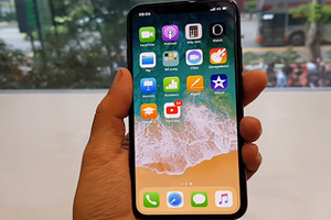 Video: Đập hộp iPhone X đầu tiên được bán ra tại Úc