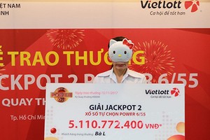 Khách hàng mua vé Vietlott tới 5 ngày mới biết trúng Jackpot