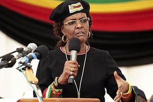 Con trai bà Grace Mugabe tậu xe đắt tiền giữa lúc Zimbabwe vỡ nợ