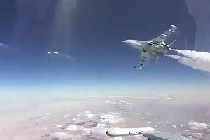 Video: Đang lái Su-30, hoảng hồn thấy Su-35 bay sát nách