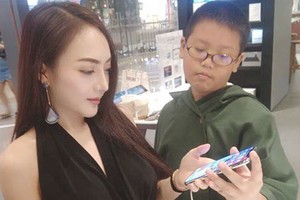 Cậu nhóc tình tứ, tặng iPhone X cho nữ DJ nóng bỏng gây xôn xao