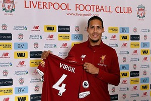 "Bom tấn" 75 triệu bảng Virgil Van Dijk: Tuổi thơ làm bồi bàn, rửa chén bát