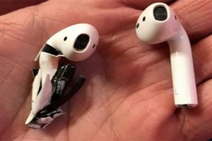 Hoảng hồn vì tai nghe Apple Airpods đắt tiền bất ngờ phát nổ