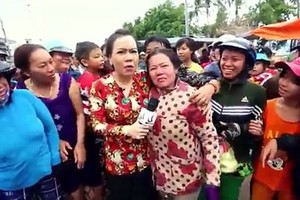 Video: Fan cuồng mặc con dâu đau đẻ vẫn xin chụp hình cùng Việt Hương