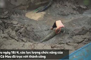 Video: Thót tim xem trục vớt quả bom nặng trên 300kg từ sà lan chở cát