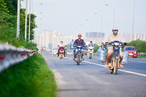 Video: Bất chấp biển cấm, xe máy "tác oai tác quái" trên đại lộ nghìn tỷ