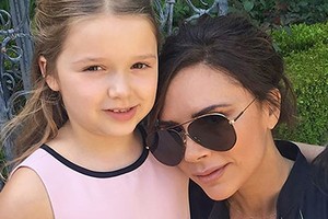 Victoria Beckham chia sẻ video Harper đọc thư khiến dân mạng thích thú