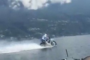 Video: Tay đua phóng mô tô 75 km/h trên mặt hồ ở Ý