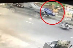 Video: Kinh hoàng ôtô phóng tốc độ cao tông văng xe máy chở 3 người