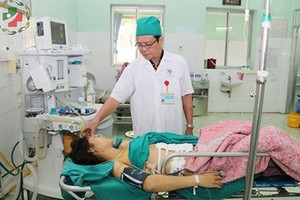 Hoang tưởng, chồng cầm mũi tên đâm thủng bụng vợ