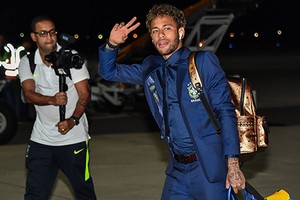 Video: Neymar đẹp như tài tử, cùng Brazil đặt chân đến Nga